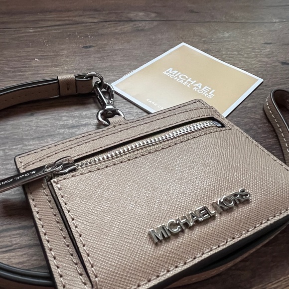NEW‼️ MICHAEL KORS Jet Set Travel Saffiano Leather Card Case Lanyard NWT - Picture 6 of 16